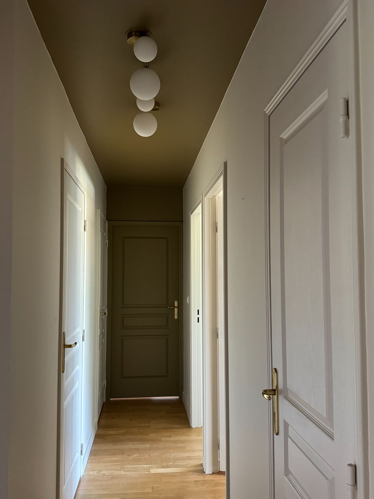 aménagement couloir avec suspension boules opaques blanches - projet les roses - Emilie Lombardo